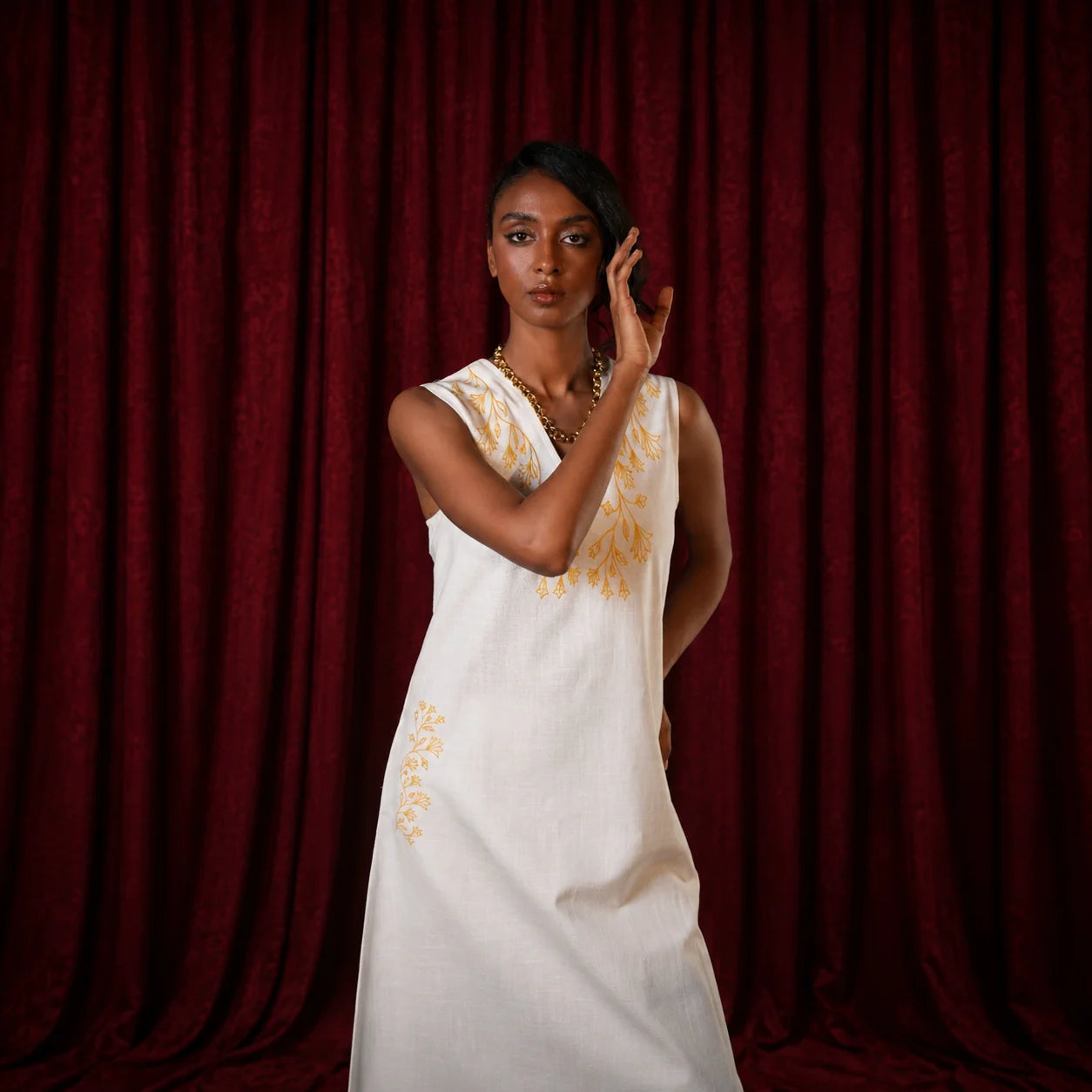 Sleeveless lotus dress in White