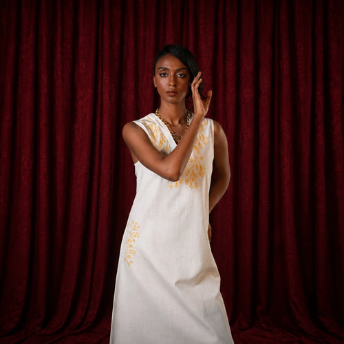 Sleeveless lotus dress in White